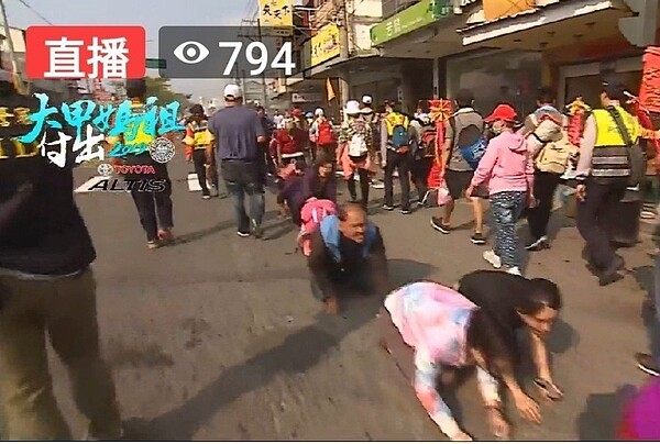 大甲鎮瀾宮媽祖遶境隊伍 ,今早8點多已到彰化縣永靖,護轎警方明顯增加。圖/取自大甲鎮瀾宮官方臉書