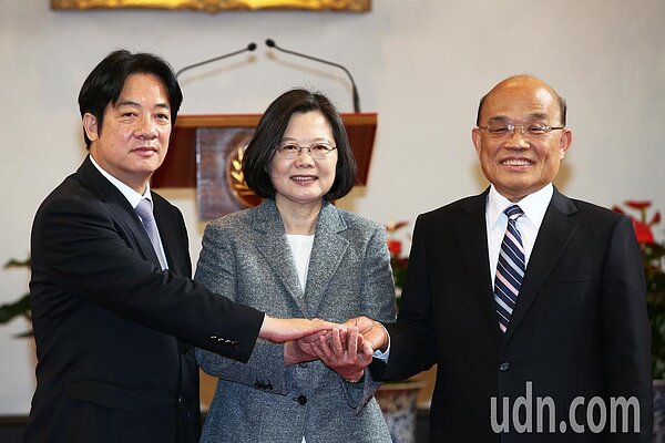 今年一月蔡英文總統(中)在卸任的行政院長賴清德(左)與即將上任的行政院長蘇貞昌(右)陪同下召開記者會。本報資料照片