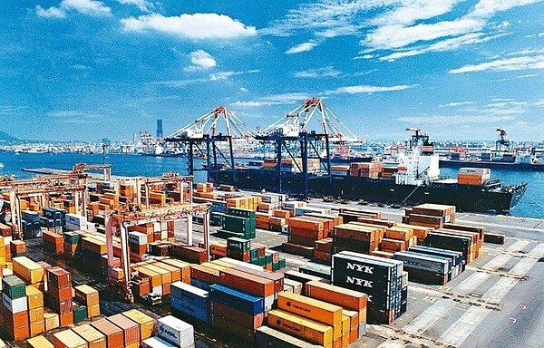 財政部今(8)公布3月海關進出口貿易概況,3月出口286.8億美元,為歷年同月次高,較上年同月減4.4%;累計1至3月763.6億美元,較上年同期減 4.2%,且終止連續10季正成長。 聯合報系資料庫