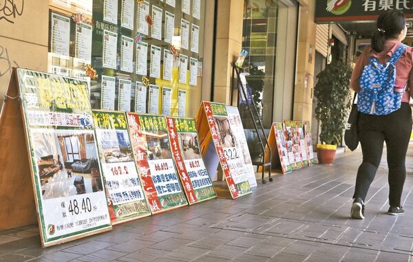台北市政府研擬對空置一年以上房屋與店面課徵空屋稅，圖為房仲業者賣屋廣告。 記者鄭超文／攝影