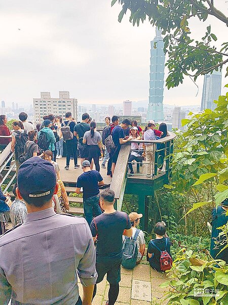 象山步道煙火觀景台前晚驚傳搶劫案,轄區信義分局獲報展開調查,8日上午起加派警力上山巡邏。(胡欣男翻攝)