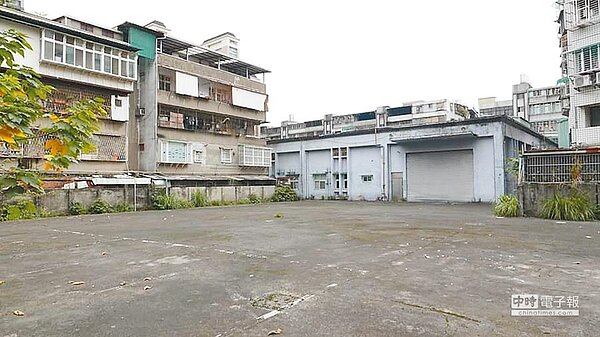 捷運景安站周邊停車空間嚴重不足,新北市中和區景平路442號旁國有土地,將闢建為機車停車場。(葉書宏翻攝)