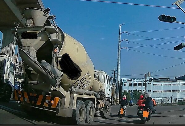 大型車在行駛時有推、吸兩種氣流,警方呼籲市民騎車時,不要靠大型車輛太近,以免引發車禍。圖/台中市警局交通大隊提供