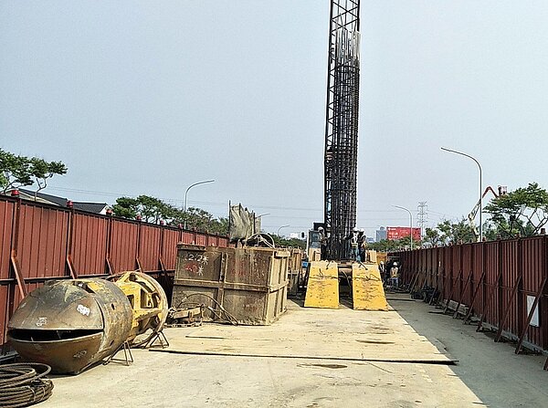 桃園綠線捷運土建高架施工,地下潛盾工程一再流標、經費暴增,引發市議員質詢批評完工遙遙無期。記者曾增勳/攝影