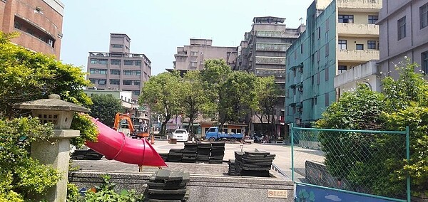 為興建新北市立圖書館瑞芳分館,區民廣場中的親子遊具被迫拆遷,引爆地方媽媽爆怒火,直呼「區民投票反對,卻還是硬要蓋,投票要幹嘛!」圖/瑞芳大小事提供