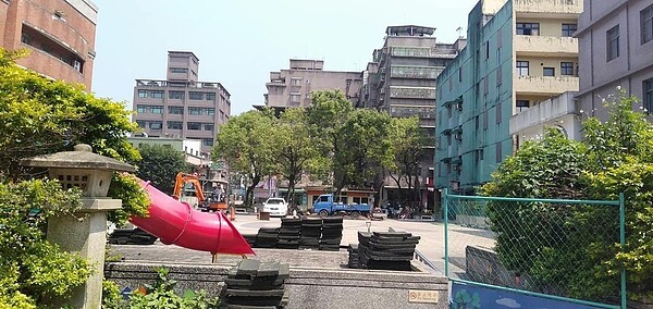 為興建新北市立圖書館瑞芳分館，區民廣場中的親子遊具被迫拆遷，引爆地方媽媽爆怒火，直呼「區民投票反對，卻還是硬要蓋，投票要幹嘛！」圖／瑞芳大小事提供