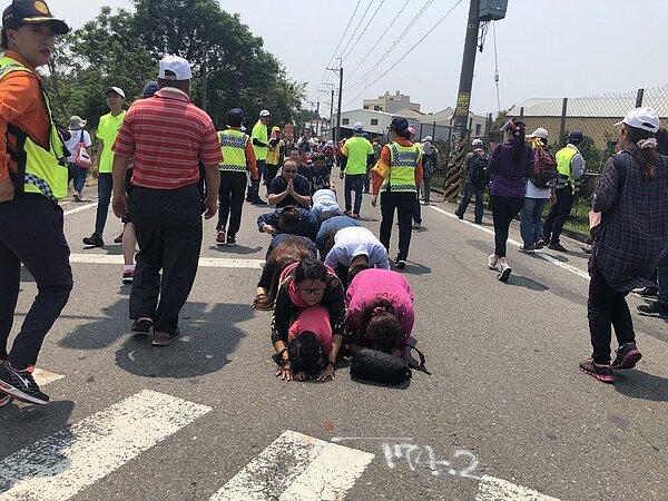 民眾抱著小孩排隊等鑽鑾轎。