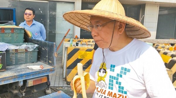 台北市長柯文哲跟著大甲媽祖遶境，接下來到嘉義新港的行程將改騎自行車取代步行。聯合報資料照
