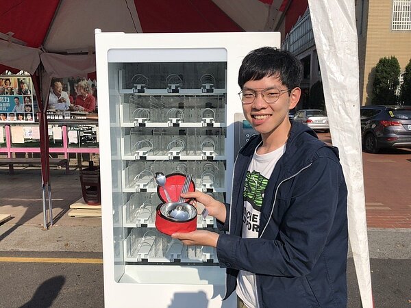 大甲媽祖遶境進香隊伍今天上午抵達嘉義縣新港鄉崙子大橋，環保局提倡遶境活動減少一次性餐具垃圾量，鼓勵信眾做資源回收，在活動現場設置「環保餐具自動租借機」。圖／環保局提供