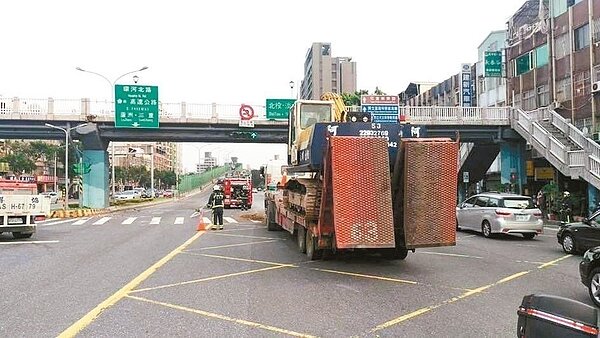 台北市重慶北路4段一座人行陸橋,昨上午被一輛載運怪手的聯結車撞上,造成陸橋嚴重位移。 圖/擷取自北市議員陳重文臉書