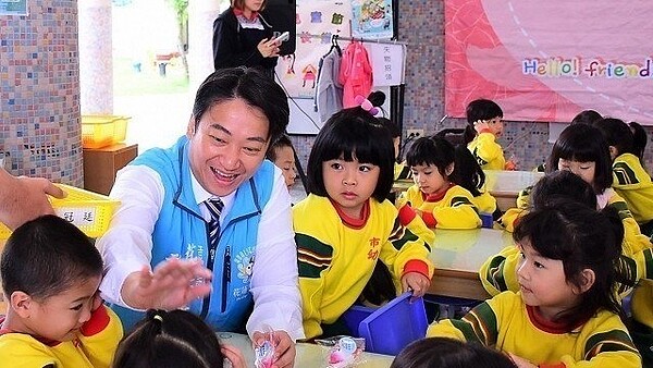 花蓮市公所提供幼兒就讀幼兒園補助，因配合中央規定將停止，但公所表示將持續提供更友善的育兒環境。 圖／市公所提供