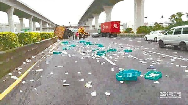 未來在國道掉落物品逾30分鐘，駕駛要負擔清理費用，每車道起跳3000元，最快下半年實施。（圖／中國時報資料照片）