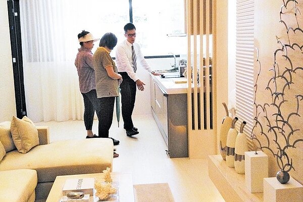 自用房屋符合一定條件下,可以列舉扣除「自用住宅購屋借款利息」,每戶以30萬元為限。 本報系資料庫