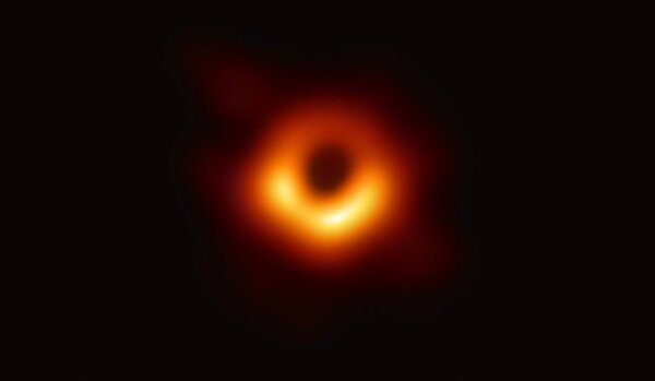 人類史上首張黑洞照片。圖/中研院提供