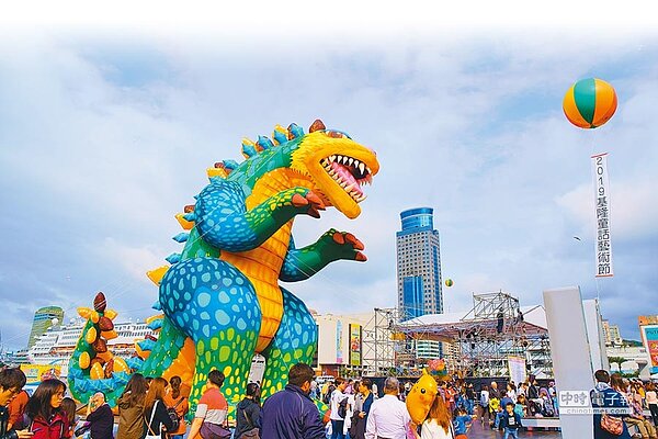 基隆童話藝術節為期4天的活動期間,參與總人數達30萬8628人次,每日平均人潮7萬7157人次,單日平均人次創新高。(基隆市政府提供)