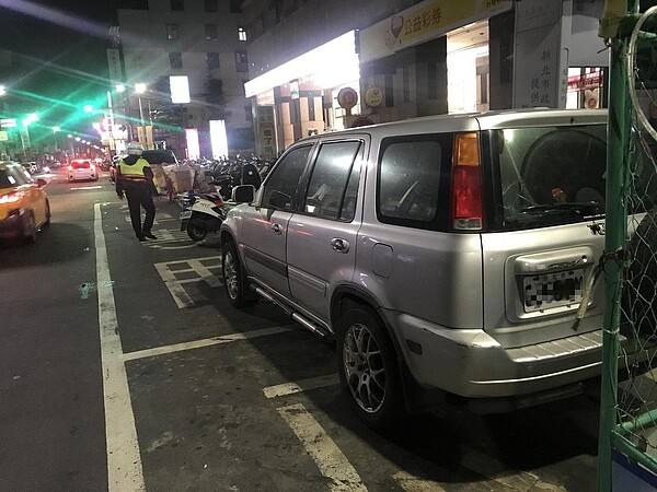 公車站前後十公尺內禁止汽機車臨停,去年七月起加強取締。圖/新北市交通裁決處提供