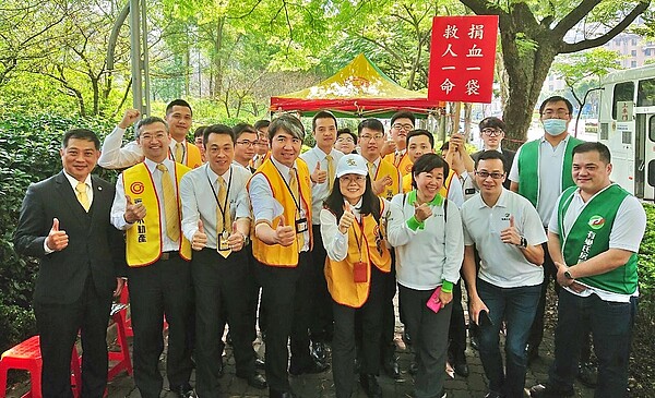 永慶房產集團響應「愛圓滿接力」公益計畫,同仁充滿活力笑容舉辦捐血公益義行。(圖/永慶不動產提供)