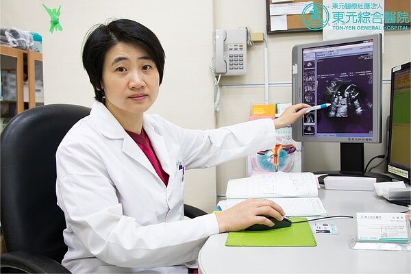 東元綜合醫院婦產部產科主任醫師吳瓊慧表示,該名媽媽在懷孕8 週時進行例行產檢,當時胎兒一切正常,在第2次產檢時,透過超音波赫然發現胎兒有「腹 裂」的情形。圖/東元醫院提供