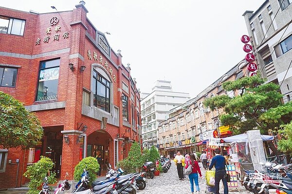 新北市府計畫在鶯歌陶瓷老街打造統一店招示範區,協助老街轉型。(葉德正翻攝Facebook)