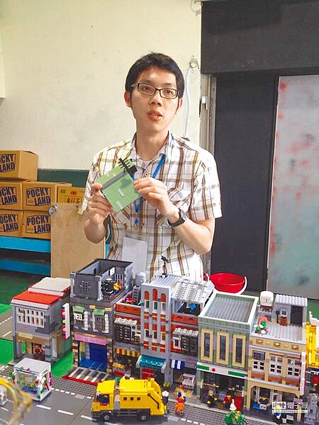 桃園市立圖書館即起在龜山分館舉辦「祕密積地」樂高展,布展的樂高達人黃子於7歲就喜歡玩樂高,至今有20多年。(賴佑維翻攝)