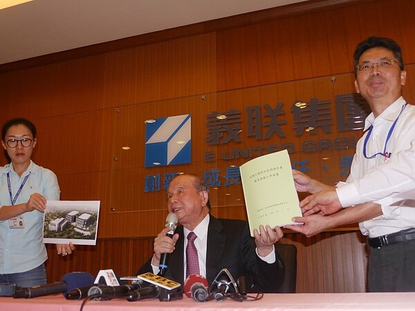 義联集團創辦人林義守(中)不滿「大湖工商綜合區開發案」受挫,召開記者會說明事件原委。記者徐白櫻/攝影