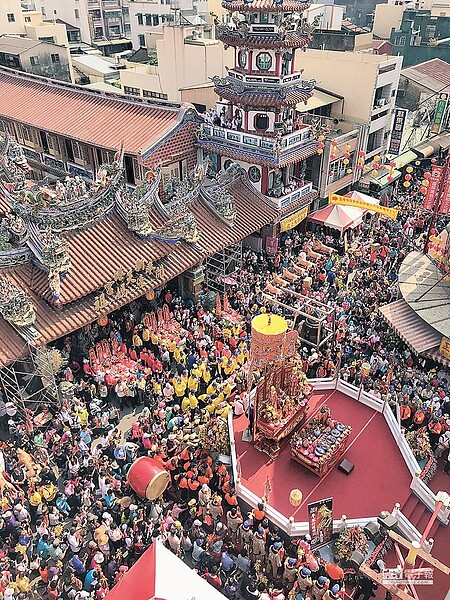 每年台灣宗教盛事大甲媽遶境進香至新港奉天宮，11日上午8點舉行媽祖祝壽大典，現場約有逾萬名信徒參拜祝壽。（新港奉天宮提供）