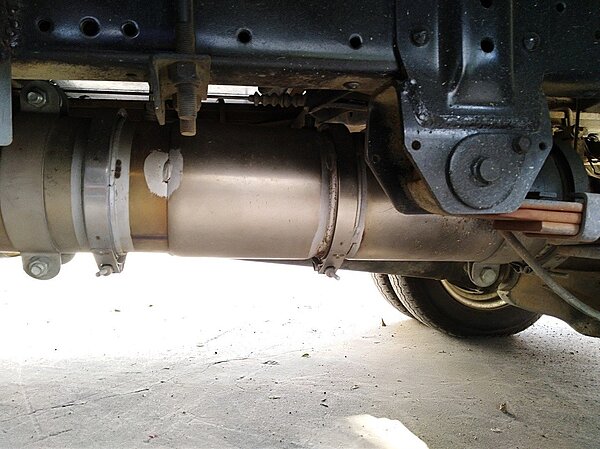 台中市議會民進黨團批評,環保局拆除垃圾車的濾煙器,放任排放黑煙,簡直匪夷所思。台中市環保局表示,濾煙器已屆使用年限,拆除後會再裝新的。 圖/台中市新聞局提供