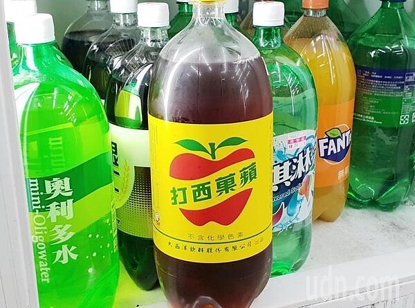 生產蘋果西打的飲料大廠大飲公司爆掏空弊案,股票日前暫停交易,新北地檢署今天指揮新北市調處搜索,並約談大飲董事長江國貴等12名被告、證人到案。(圖/聯合報資料照片)