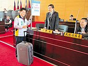 走出清泉崗機場還要等公車　議員諷市府