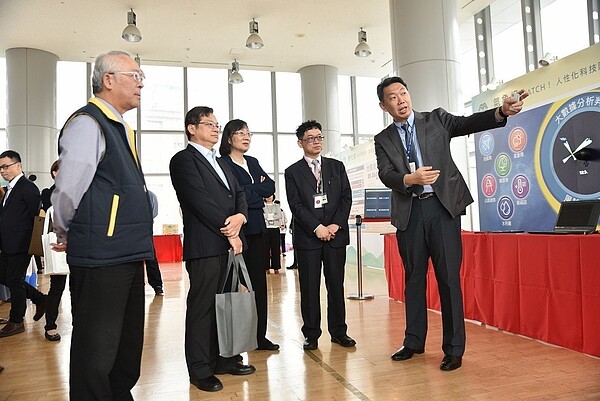 科技部國家災害防救科技中心107年度成果發表會,同仁向科技部次長謝達斌(右2)、次長鄒幼涵(中)、國研院院長王永和(左2)及災防科技中心主任陳宏宇(左1)介紹研發成果。圖/科技部提供