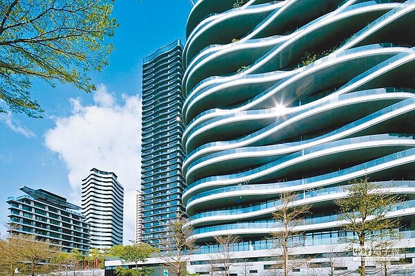 大隱開發在紅樹林一口氣推出「藍海」、「海納川」、「頤海大院」、「莫札特」等系列藝術建築,臨河景觀、加上富有韻律感的立面造型、美術館等特殊公設,吸引不少社會菁英購買。(大隱開發提供)