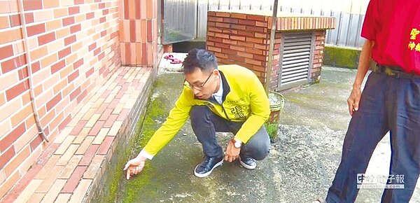 基隆市大慶大城社區M棟出現地層下陷的情況,讓住戶相當害怕,議員張秉鈞12日前往會勘,發現問題愈來愈嚴重。(張穎齊翻攝)