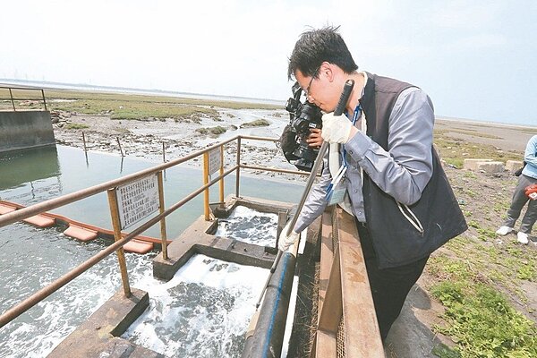 改善計畫僅三頁台中火力發電廠今年短短三個月內被查出三次放流水「硝酸鹽氮」超標。 圖／台中市環保局提供