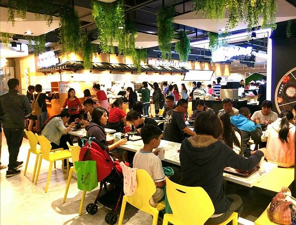 台鐵屏東站商場。圖/台鐵提供