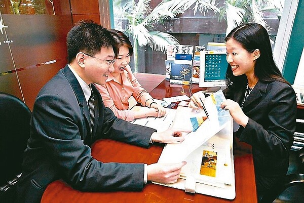主計總處公布廠商年終獎金發放情形,以金融保險業年終3.49個月居冠。 本報系資料庫