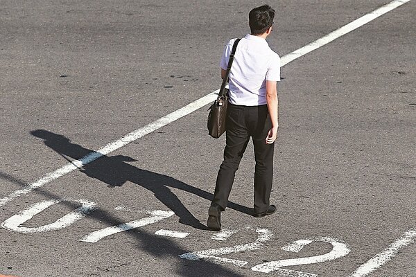 勞退新制上路14年，但參加勞退自提人數始終不多，以致各方爭取勞退自提自選投資方案力道愈來愈大。 圖／聯合報系資料照片