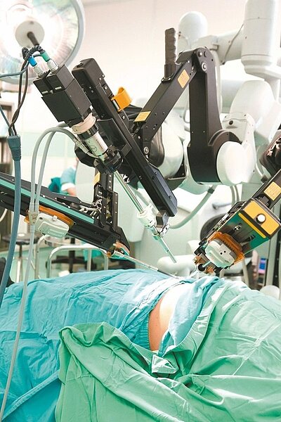 衛福部健保署分析大數據發現,有醫院向病人收取廿多萬元達文西手術費用,卻又向健保申報腹腔鏡手術,共A健保三點五億元,可能為健保實施以來最嚴重A錢弊端。 圖/聯合報系資料照片