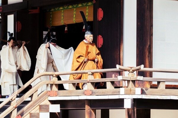古代日本天皇有將牙齒染黑以護齒的習俗。圖為日本明仁天皇（右一）。 路透