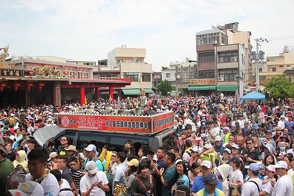 大甲媽回鑾昨天從南彰化沿台一線到北彰化，沿途熱情信徒與陣頭跟隨媽祖行程，熱鬧滾滾。記者林宛諭／攝影 