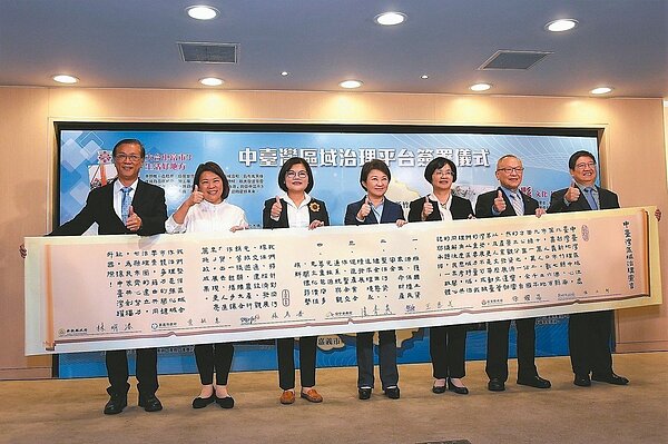 藍營7縣市首長日前成立中台灣區域治理平台，南投縣長林明溱（左）昨表示，會釋出陸方同意的寧波「農產品綠色通道」，讓區域合作平台的7縣市共享農產品快速通關。 圖／南投縣政府提供