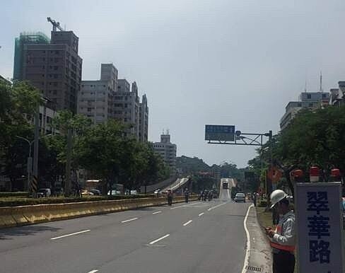 高雄市自執行鐵路地下化以來,除拆除大順路橋、自強路橋等外,左營地下道填平工程於今天上午6點進行封閉,預定下周三開始工程,估計五月底前開放第一階段臨時通車。記者邱奕能/翻攝