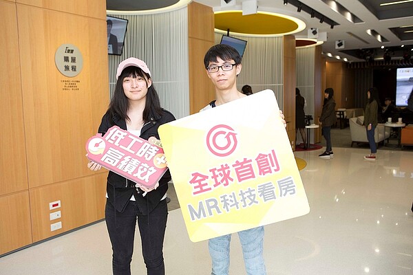中國科大財稅系同學劉仁德(圖右)與鍾佳伶(圖左),對32K高薪助理經紀人實習計畫相當感興趣,能提前體驗職場環境,讓自己面對未來就業少了一份擔憂。(圖/永慶房屋提供)