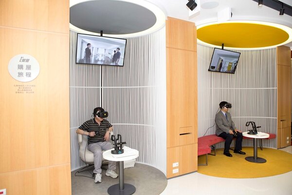 永慶房屋獨步全球的MR混合實境、VR虛擬實境創新看屋服務，吸引現場師生參與體驗。（圖／永慶房屋提供）