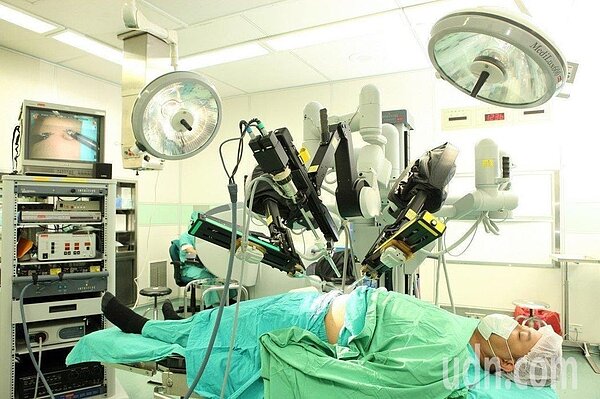 健保署公布全台多家醫院替患者做自費達文西微創手術,同時又請領健保給付,並點名多家大醫院。圖/聯合報系資料照片