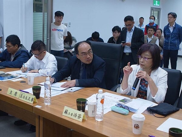 立委蘇治芬(前右)認為六輕氣爆是「人禍」,希望地檢署介入調查。(張朝欣攝)