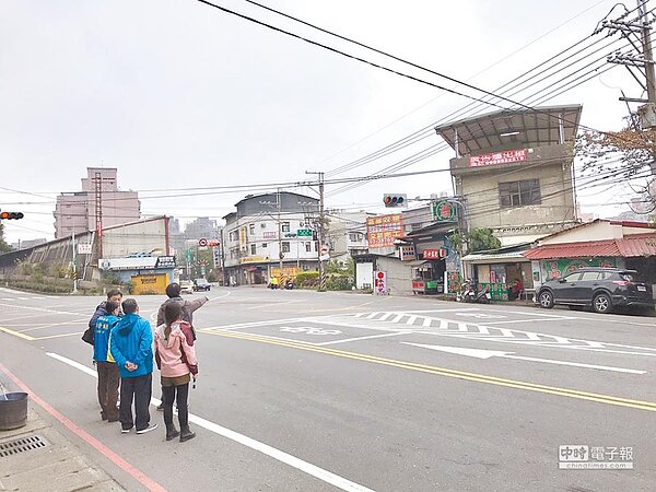 新北市鶯歌區尖山路、中正二路與中正三路上的機車等待區,由於過度突出於車道,交通局會勘後將等待格向後退縮5公尺。(許哲瑗翻攝)