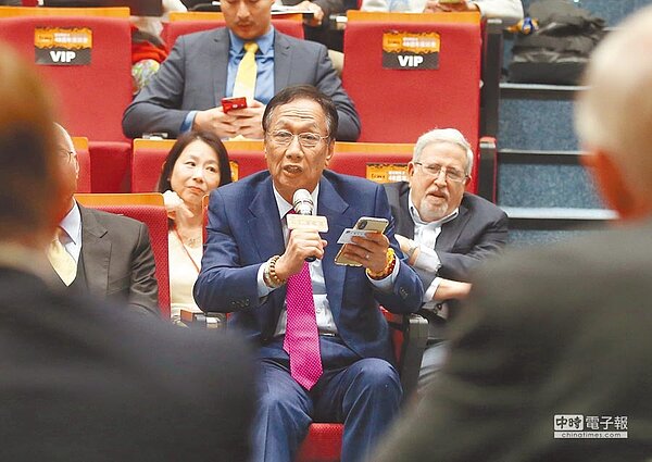 鴻海董事長郭台銘(中)昨出席台北國際社區廣播電台、美國在台協會和美國商會舉辦的「台美關係法40周年座談會」,並在隨後的座談會上詢問相關台美問題。(趙雙傑攝)
Facebook