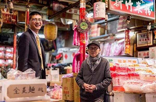 常在社區走跳的程奕帆,除了是在地萬事通,也是主委跟住戶一致稱讚的優質房仲。(圖/永慶房屋提供)