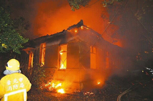 和殷海光故居相連的台大日式木造平房建築公共宿舍2013年被人縱火，付之一炬。聯合報資料照片