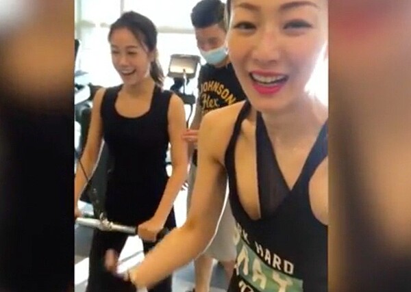 黃心穎和鄭秀文(右)一起健身。圖/摘自影片